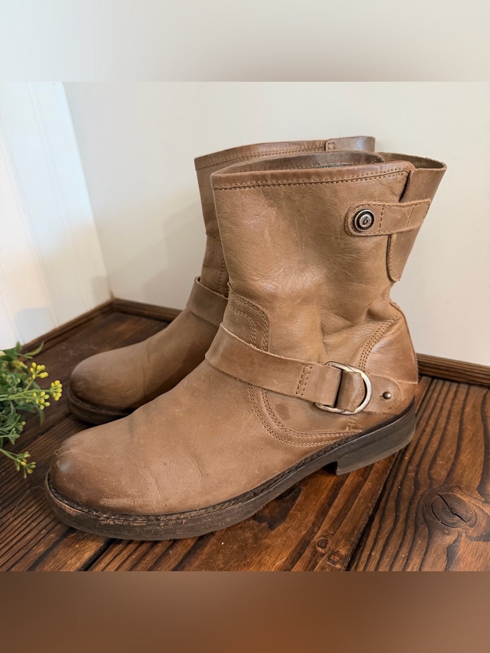 OluKai Women's Nahuku Short leather moto boots